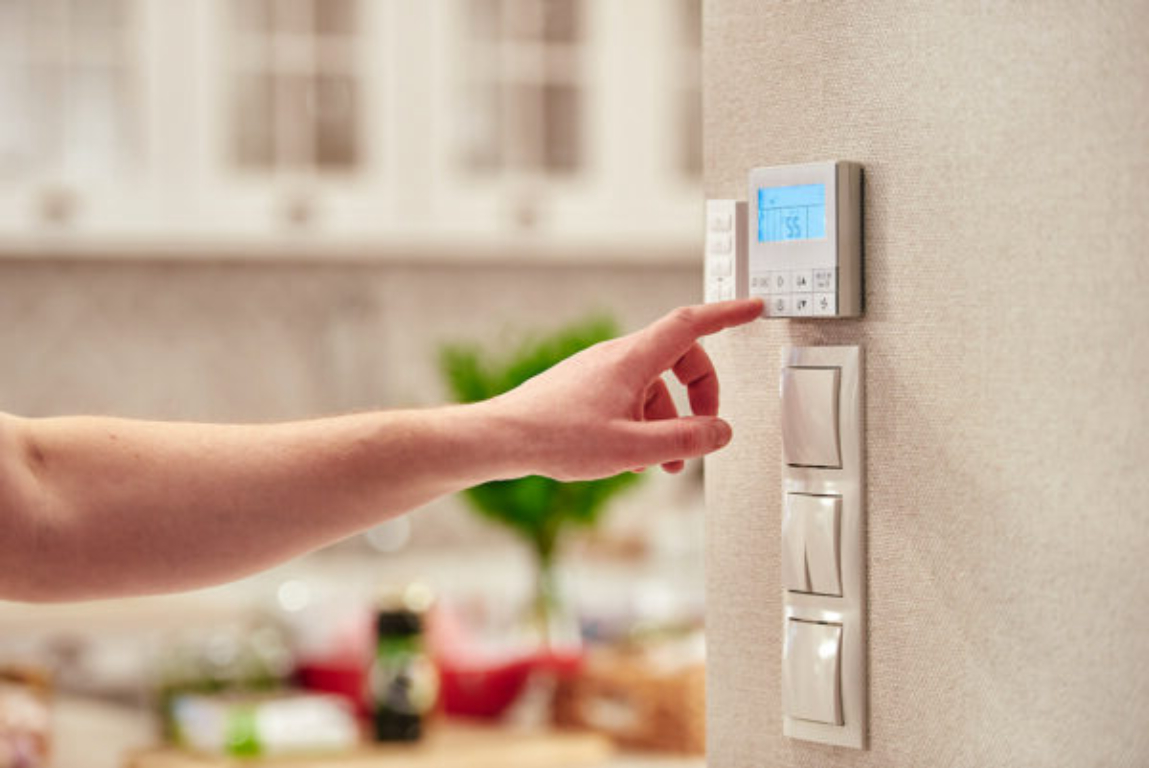 thermostat avec main qui regle la temperature