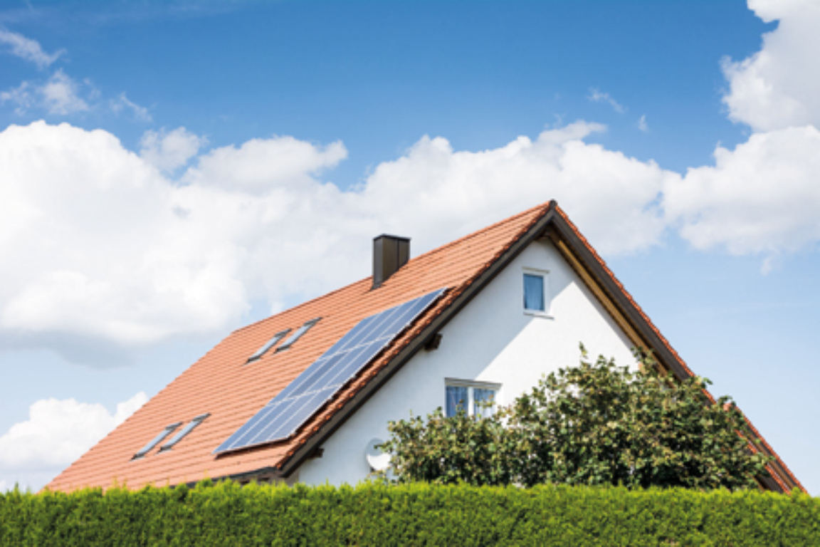 Panneaux solaires sur le toit d'une maison.