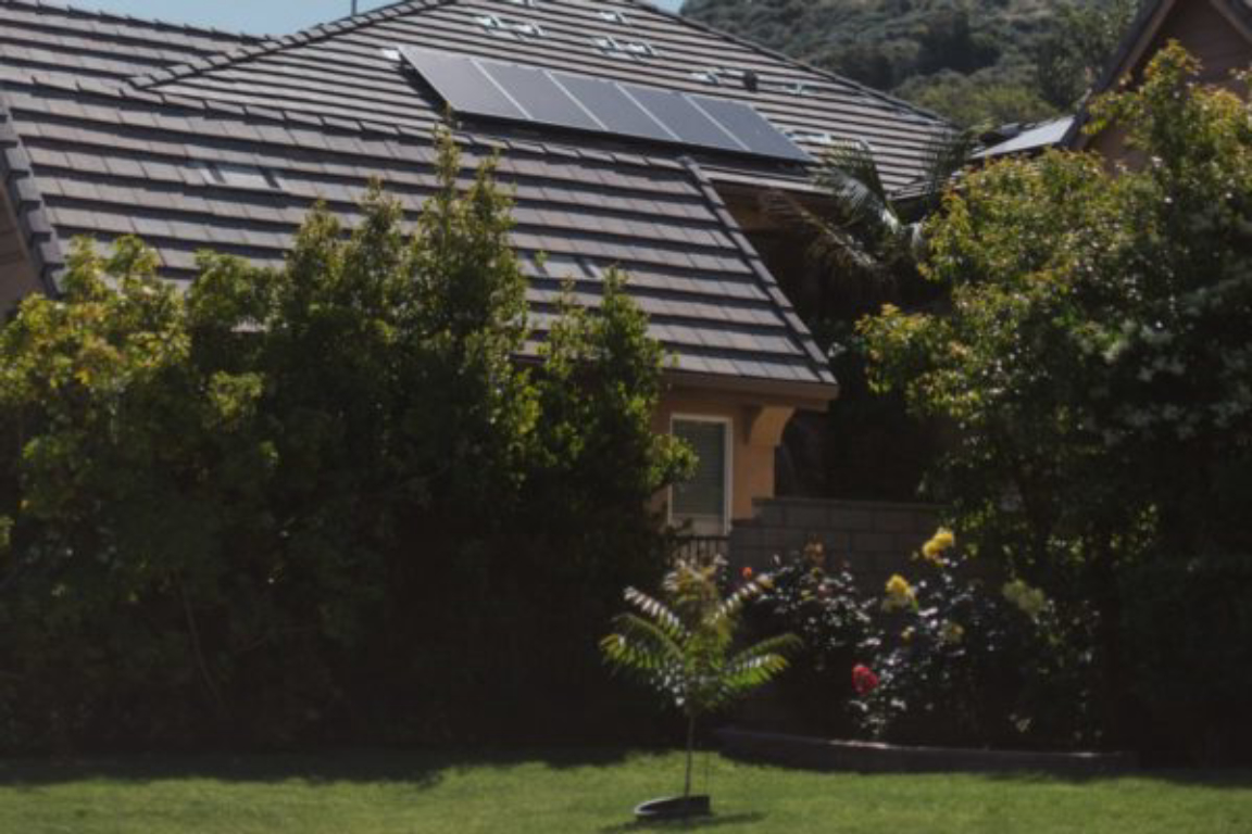 panneaux solaires sur un toit de maison